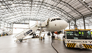 gatwich-aiport-easyjet-hanger